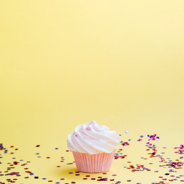 Photo gratuite muffins et confettis d'anniversaire