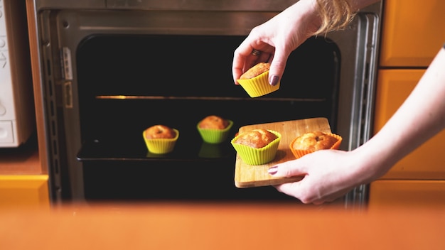 Muffins en gros plan prêts à sortir du four électrique. concept de cuisson du gâteau maison. nourriture savoureuse.