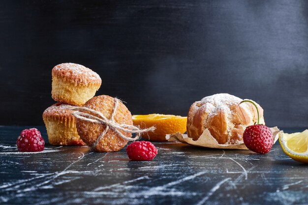 Muffins isolés sur une surface bleue.