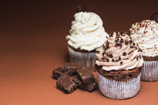 Muffins savoureux avec barre de chocolat