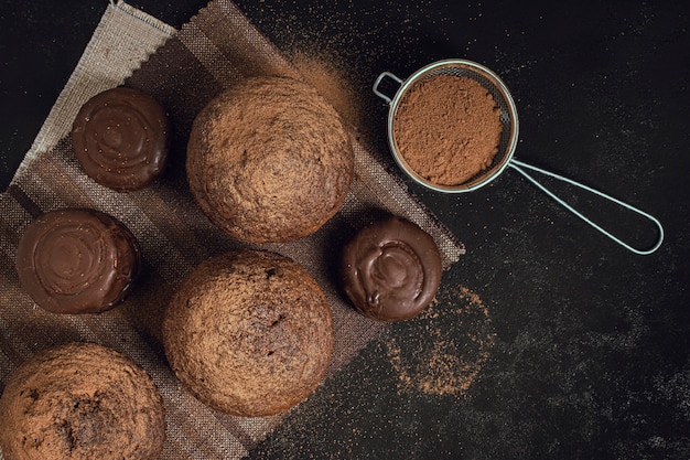 Photo gratuite muffins savoureux et poudre de cacao