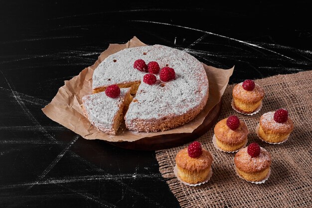 Muffins avec tarte au citron sur un plateau en bois.