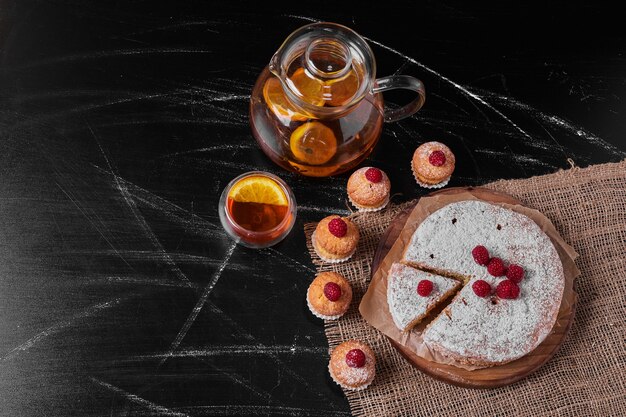 Muffins avec tarte au citron sur un plateau en bois.