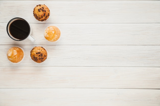 Muffins et tasse sur la table