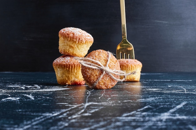 Photo gratuite muffins à la vanille isolés sur une surface bleue.