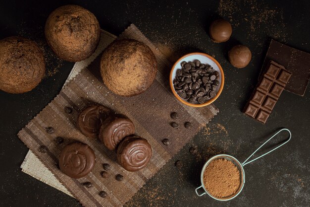 Muffins vue du dessus et ingrédients sucrés