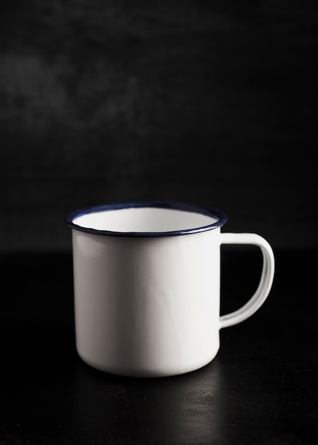 Mug blanc vue de face sur fond noir