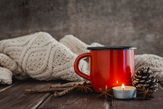 Mug vue de face avec bougie et pullober