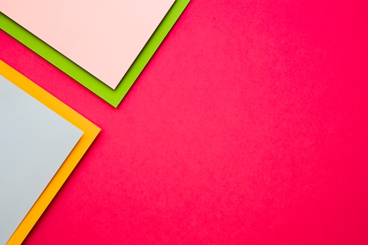 Photo gratuit multi couleur papiers cartonnés sur fond rose