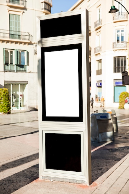 Mupi dans la ville ensoleillée