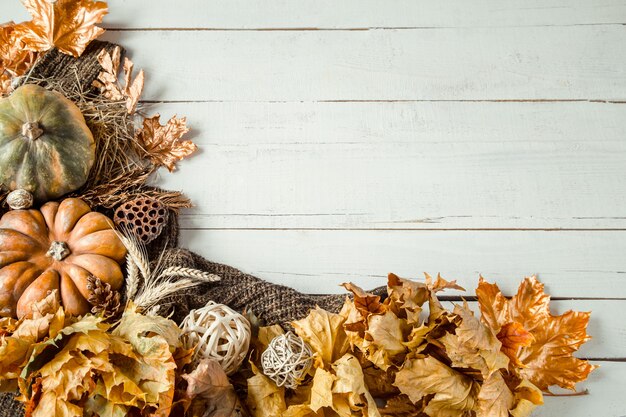 Mur d'automne avec des objets décoratifs et citrouille.