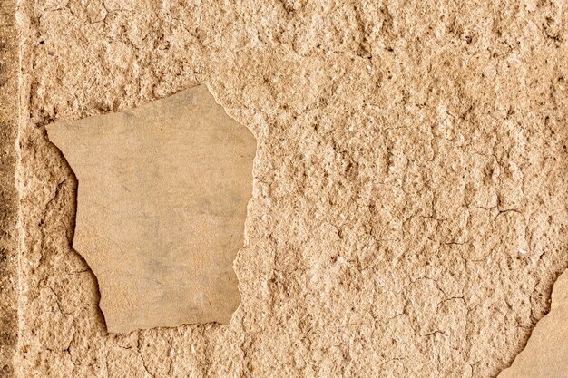 Mur en béton avec fissures et surface rugueuse