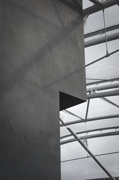 Mur de béton gris avec plafond en verre