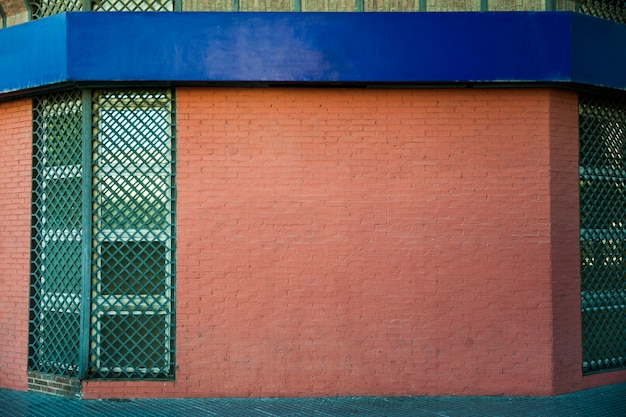 Mur blanc sur le bâtiment