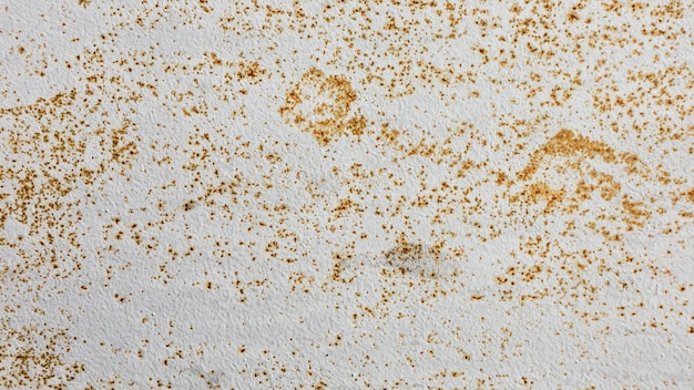 Mur blanc avec texture de taches dorées grungy