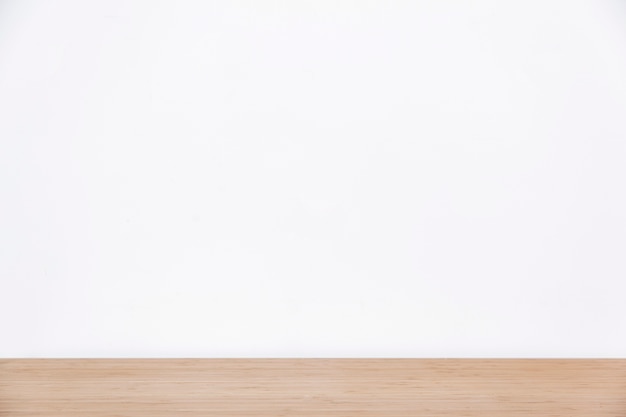 Mur blanc vide et surface en bois