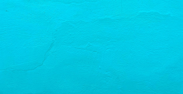 Un mur bleu avec une surface texturée rugueuse.