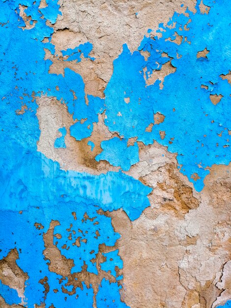Mur bleu avec des textures brisées