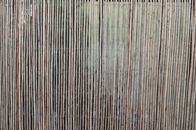 Mur en bois vieilli avec des brindilles