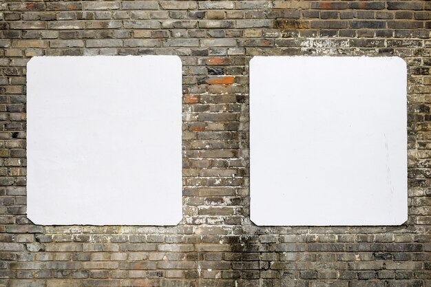 Mur de briques avec deux affiches