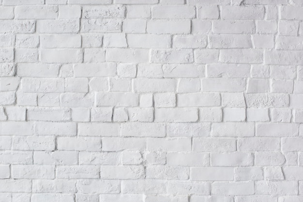 Mur de briques peintes en blanc