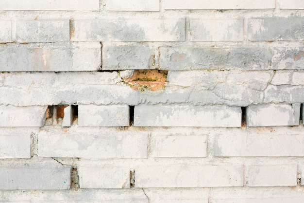 Mur de briques sales avec de la peinture