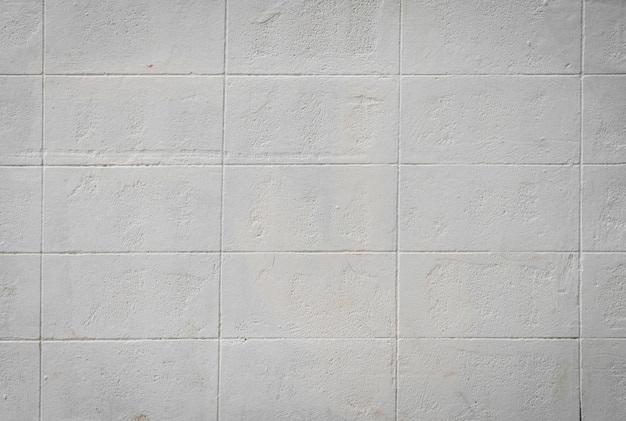 Mur avec des carreaux blancs