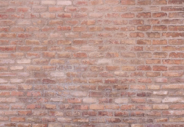 Mur extérieur avec des briques altérées