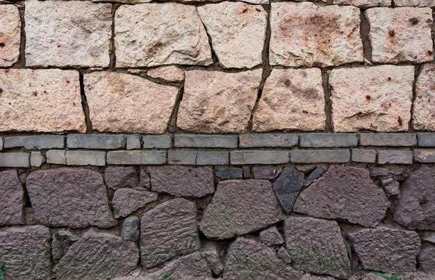 Mur fait de briques et de pierres