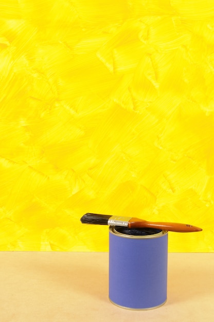 Mur jaune avec boîte à peinture