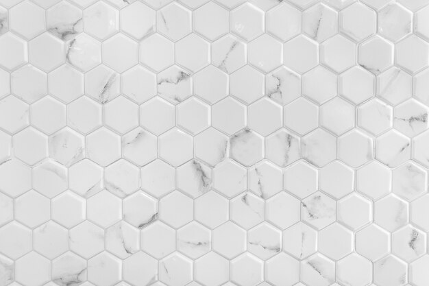 Mur de marbre blanc avec motif hexagonal