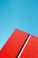 Photo gratuite mur métallique rouge avec ciel