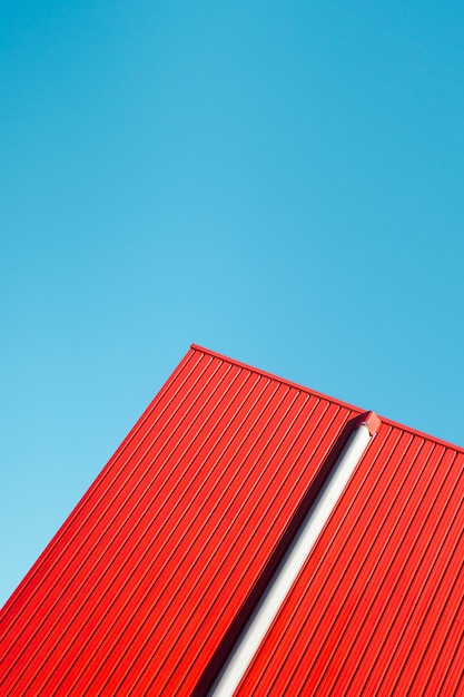 Mur métallique rouge avec ciel