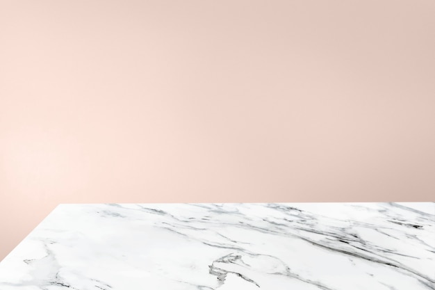Photo gratuite mur orange pastel uni avec produit de table en marbre blanc