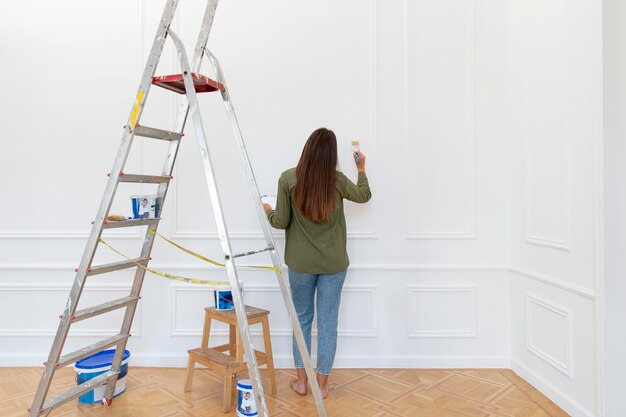 Mur de peinture femme plein coup