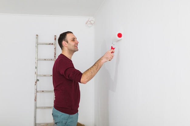 Mur de peinture homme vue de côté