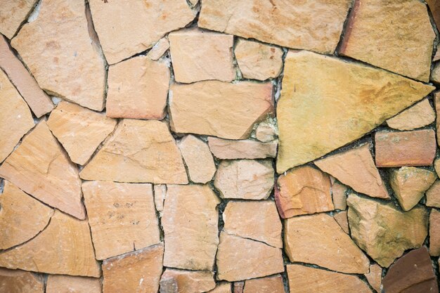 Mur de pierres irrégulières