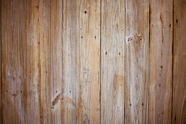Mur en planches de bois marron verticales