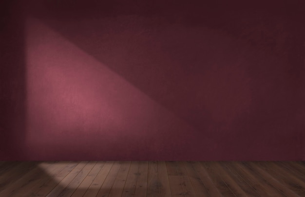 Mur rouge bordeaux dans une pièce vide avec parquet