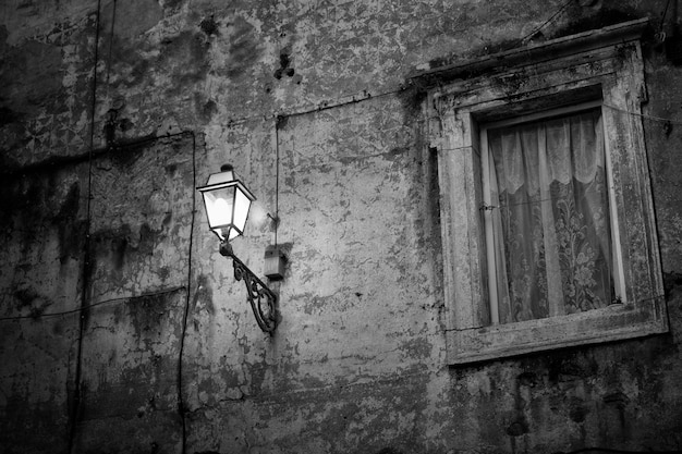 Mur rural avec lampe dans la nuit