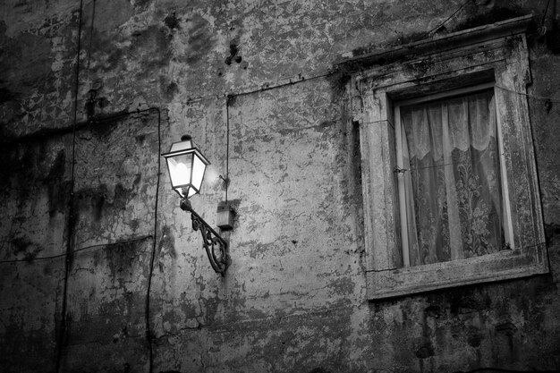 Mur rural avec lampe dans la nuit