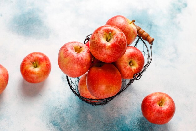 Mûres délicieuses pommes rouges biologiques.