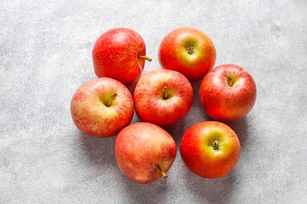 Mûres délicieuses pommes rouges biologiques.