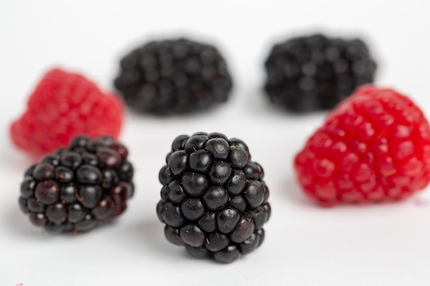 Mûres et framboises isolés sur fond blanc