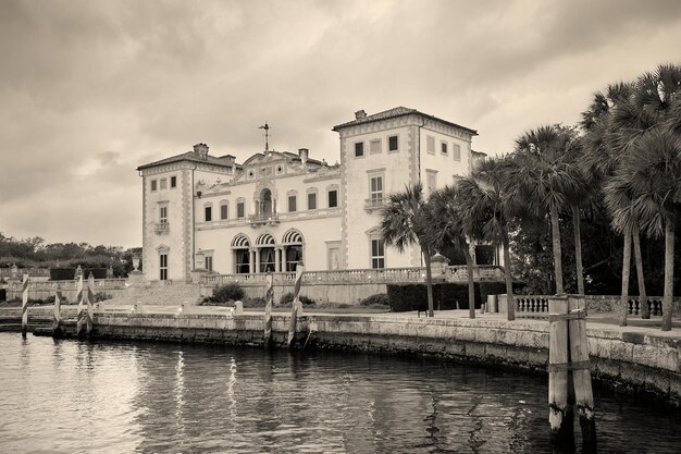 Musée de Miami Vizcaya au bord de l'eau