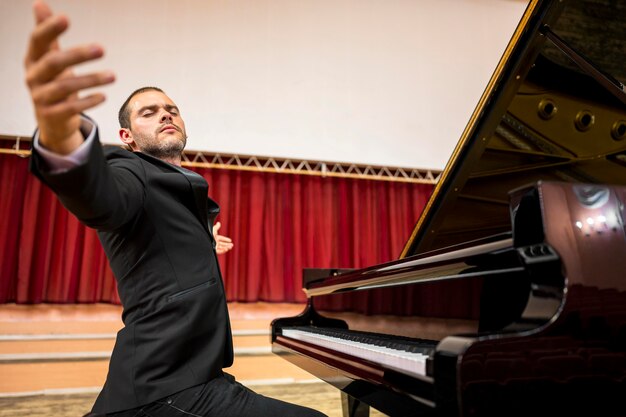 Musicien basse vue répandant les mains en l'air