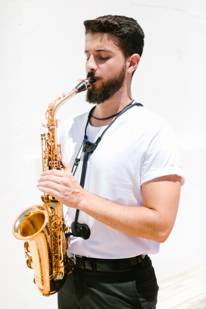 Musicien concentré, jouant du saxo