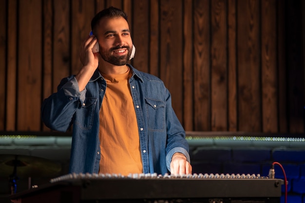 Photo gratuite musicien à coup moyen portant des écouteurs