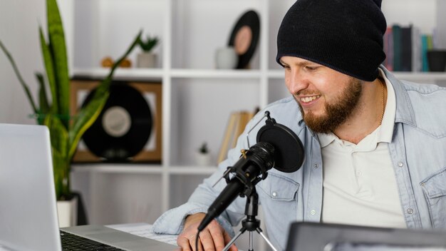 Photo gratuite musicien de gros plan avec microphone