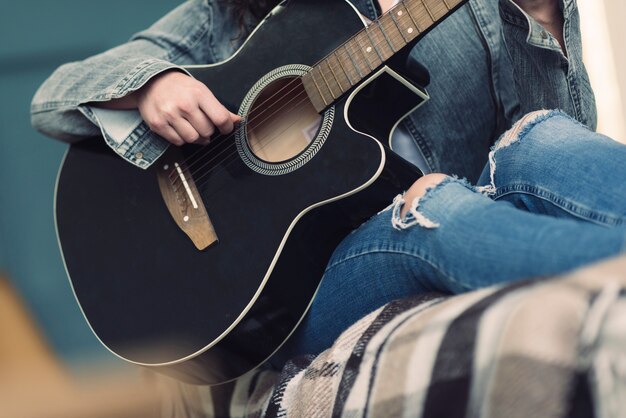 Musicien avec guitare noire